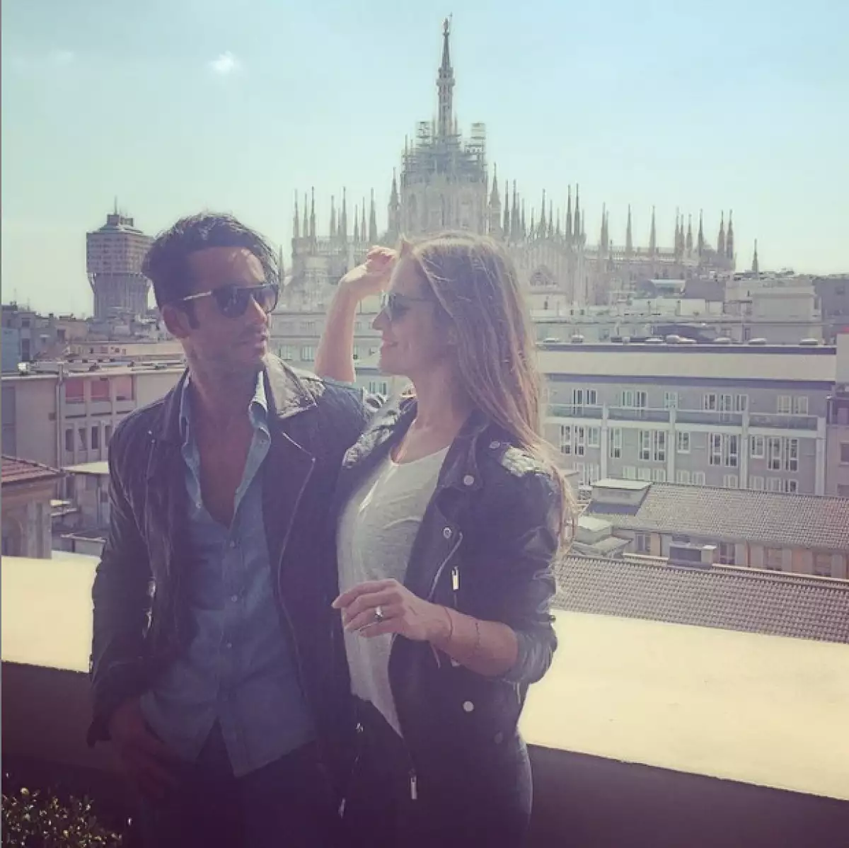 La pareja derrochó sensualidad y estilo durante la gala de la Fundación del Príncipe Alberto II de Mónaco, donde ella robó protagonismo con su interpretación.