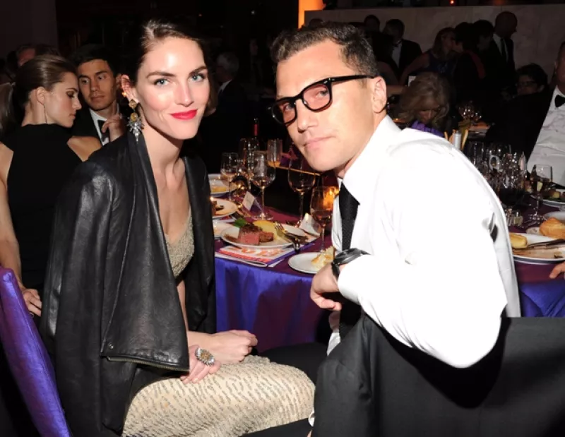La modelo de Victoria’s Secret se comprometió con su novio, el ex jugador de hockey Sean Avery y su anillo de compromiso fue visto por primera vez durante el backstage del fashion show.