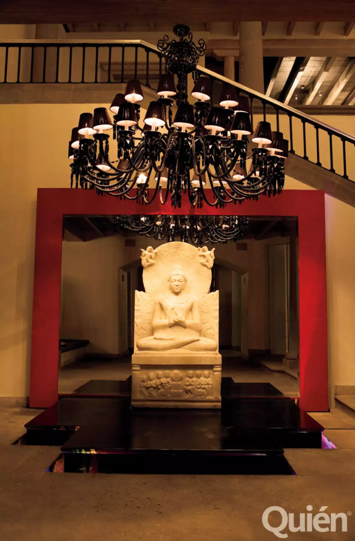 RECEPCIÓN ZEN. En la entrada hay un gran Buda de marfil sobre agua que vigila la puerta principal.