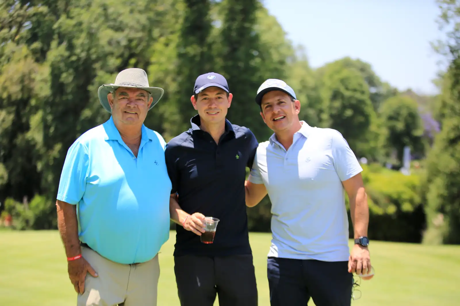 Juan Manuel y Rodrigo Flores con Alejandro Méndez 