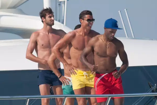 Pero su cuerpazo no fue lo único que el deportista presumió, pues también sus pasos de baile en el yate llamaron la atención.