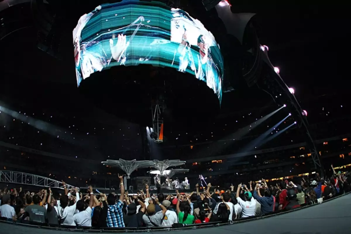 Las pantallas LED hicieron que el público se sintiera más cerca de U2.