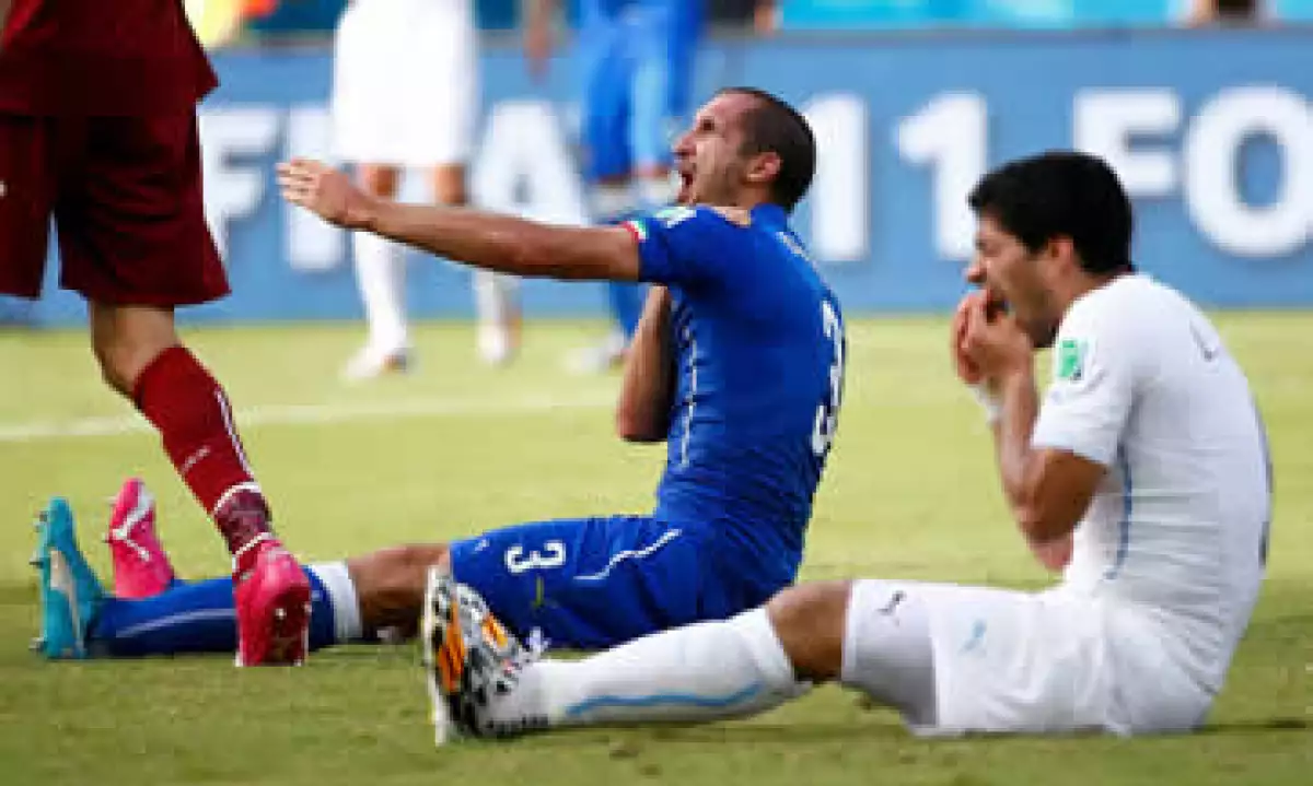 Luis Suárez mordió en el hombro al defensa italiano Giorgio Chiellini. (Foto: Reuters)