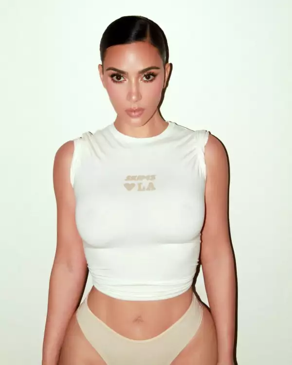 Kim-Kardashian-modelando-para-Skims.jpg
