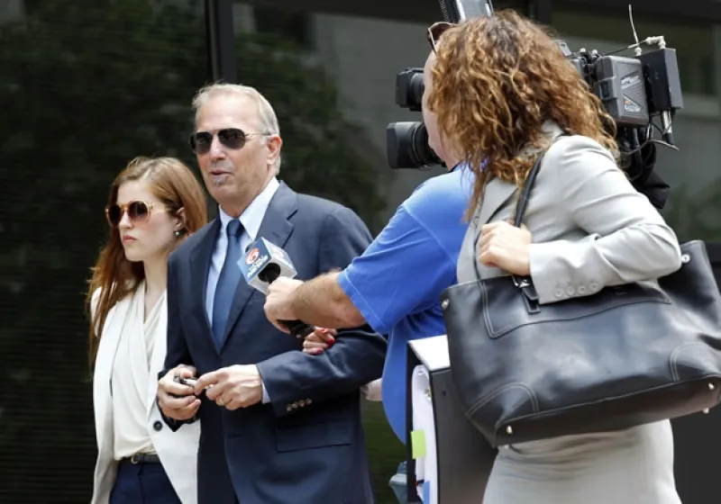Ayer  dio inicio la batalla legal entre los actores, donde este último lo acusa de apropiarse sus acciones.