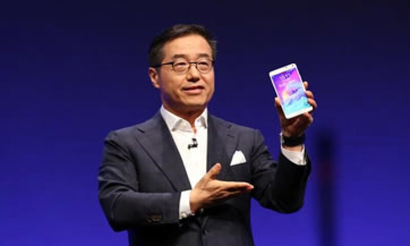 El Galaxy Note 4 tiene dos cámaras, una de 16 Megapixeles en la parte trasera y otra de 3.7 en la parte de adelante. (Foto: Reuters)