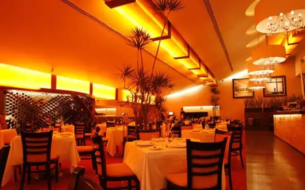 La iluminación con tonos naranjas da calidez y sofisticación.