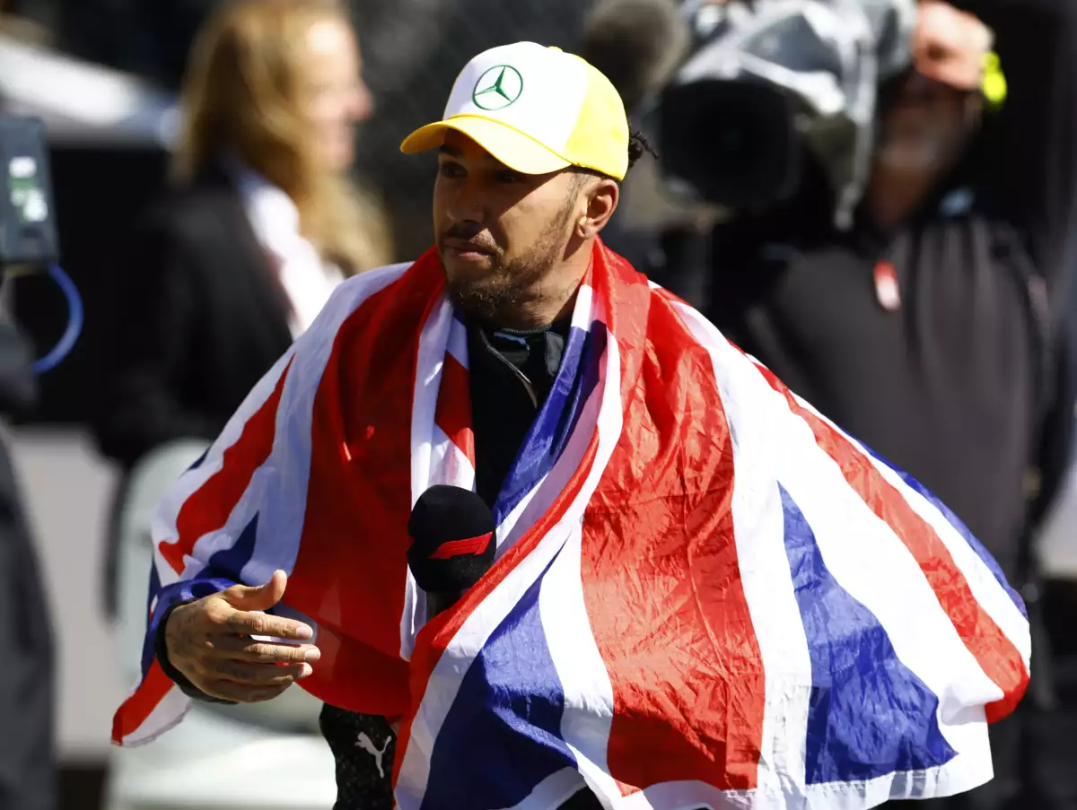 Fórmula Uno F1 - Gran Premio de Gran Bretaña - Circuito de Silverstone, Silverstone, Gran Bretaña - 7 de julio de 2024 Lewis Hamilton de Mercedes celebra después de ganar el Gran Premio de Gran Bretaña
