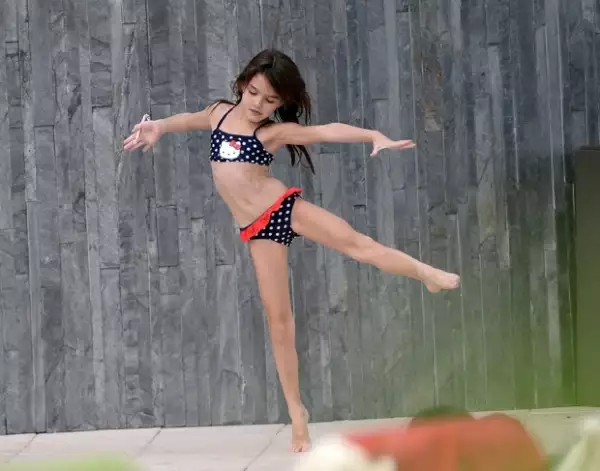 Suri demostró un poco de lo que hace en sus clases de gimnasia.