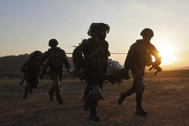 Soldados israelíes participan en un ejercicio de rescate en la Alta Galilea, cerca de la frontera con el Líbano, el 7 de febrero de 2024, en medio de las batallas en curso entre Israel y los militantes palestinos de Hamas en la Franja de Gaza.