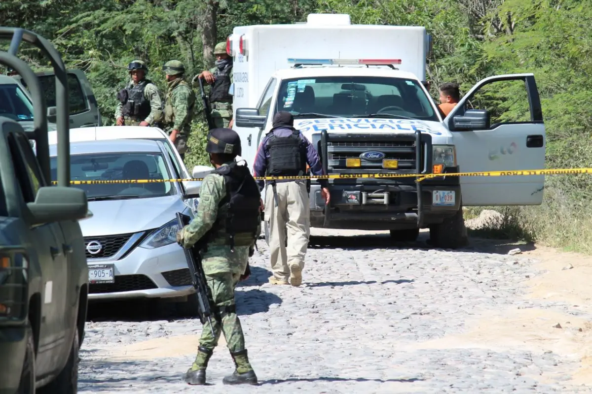 CELAYA, GUANAJUATO, 04OCTUBRE2019.- La madrugada de este viernes se registró un ataque a balazos en al menos tres domicilios en la comunidad de San Juan del Llanito, en Apaseo el Alto. En estos hechos 6 personas fueron asesinadas. Los agresores en al menos tres camionetas se fugaron del lugar, pero una de las camionetas Pick Up, al circular en el camino que va de las comunidades de San Vicente a Salto de Espejo, en Apaseo el Alto, se toparon con el Ejército Mexicano y se registró otro ataque donde 5 hombres fallecieron, sin bajas de militares.
FOTO: ALEJANDRO ROJAS /CUARTOSCURO.COM