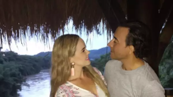 Adal Ramones y Karla de la Mora
