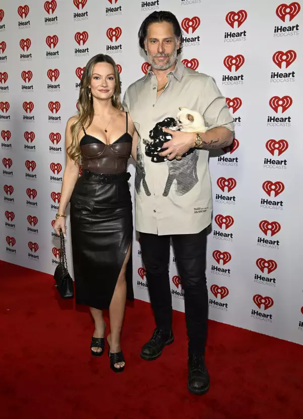 Joe-Manganiello-Caitlin-OConnor-Mascota