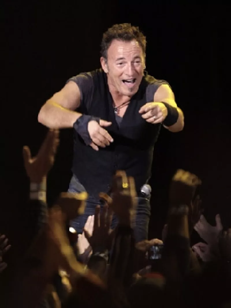 El cantautor estadounidense inició un proceso judicial contra una taberna en Manhattan porque el local eludió el pago anual correspondiente a una organización que distribuye regalías a los artistas.