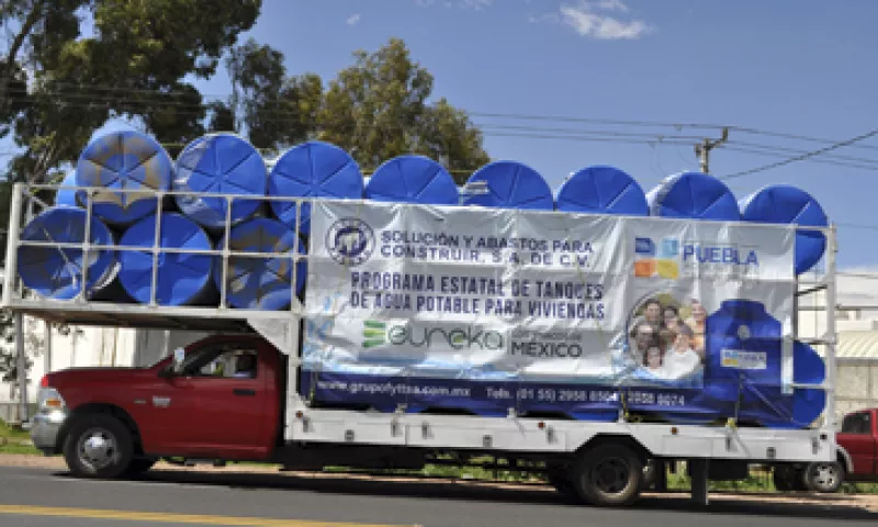 Los tinacos son almacenados en una bodega ubicada en la carretera Puebla-Atlixco. (Foto: Elvia Cruz)