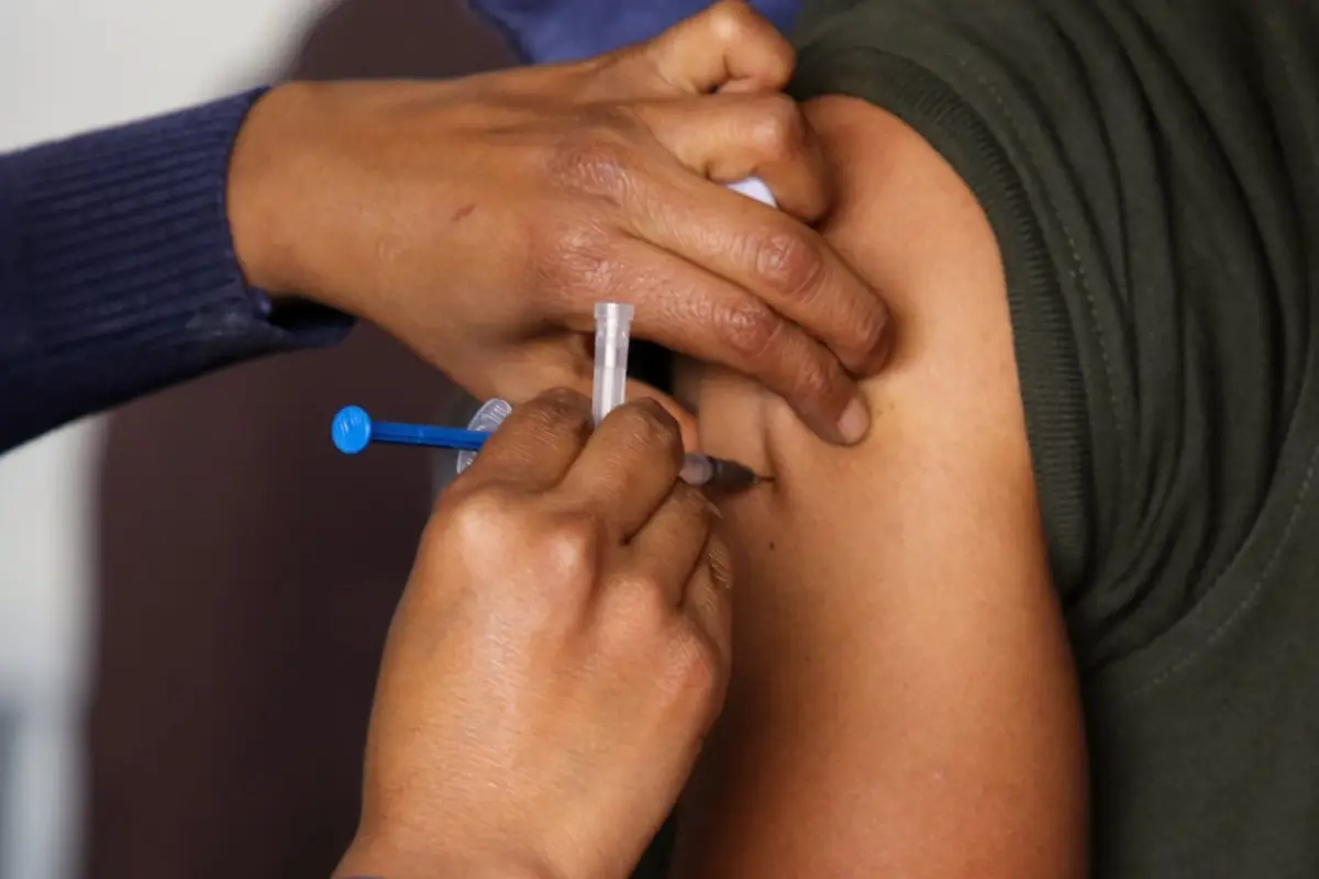OMS recomienda tercera dosis de vacuna anti-COVID para personas inmunodeprimidas
