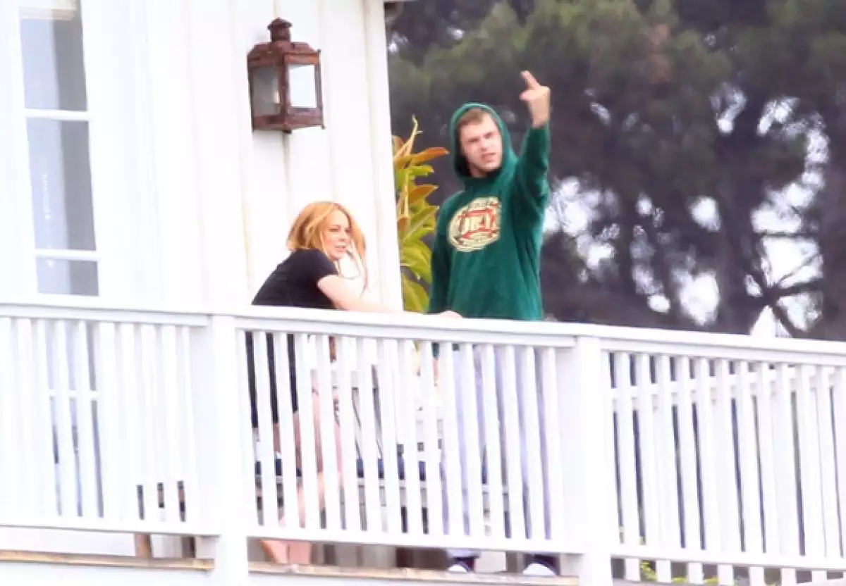 El amigo de Lilo mostró su desagrado hacia los paparazzi con esta señal.