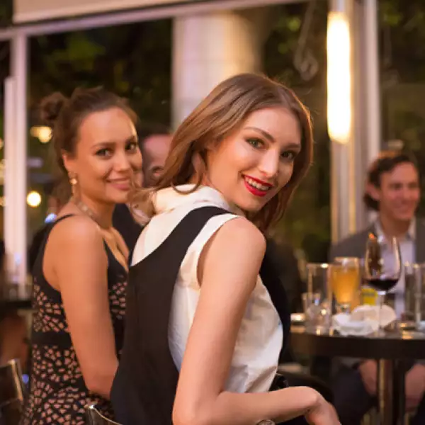 Nicolle Schneider y Annie Van Rickley