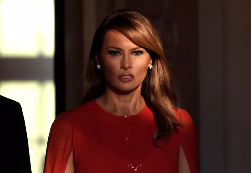 La excusa que dio Melania Trump para su mudanza tardía fue que no podía poner en riesgo la educación de su hijo Barron.