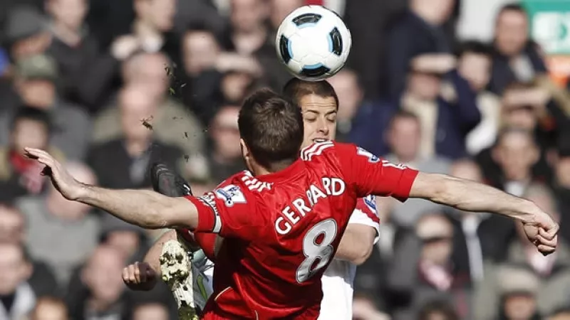 chicharito golpea la pelota con la cabeza