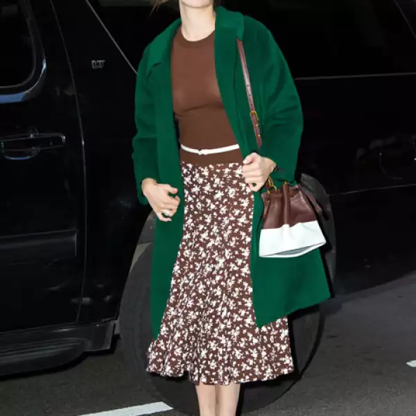 El estilo de los accesorios ha evolucionado con el tiempo, dejó atrás las bolsas grandes con el logo gigante para experimentar con piezas más sofisticadas como la bucket bag que lleva Emmy Rossum.