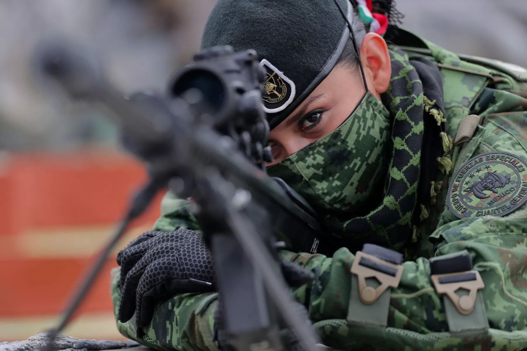 (Mujer integrante del ejército posa para una foto)