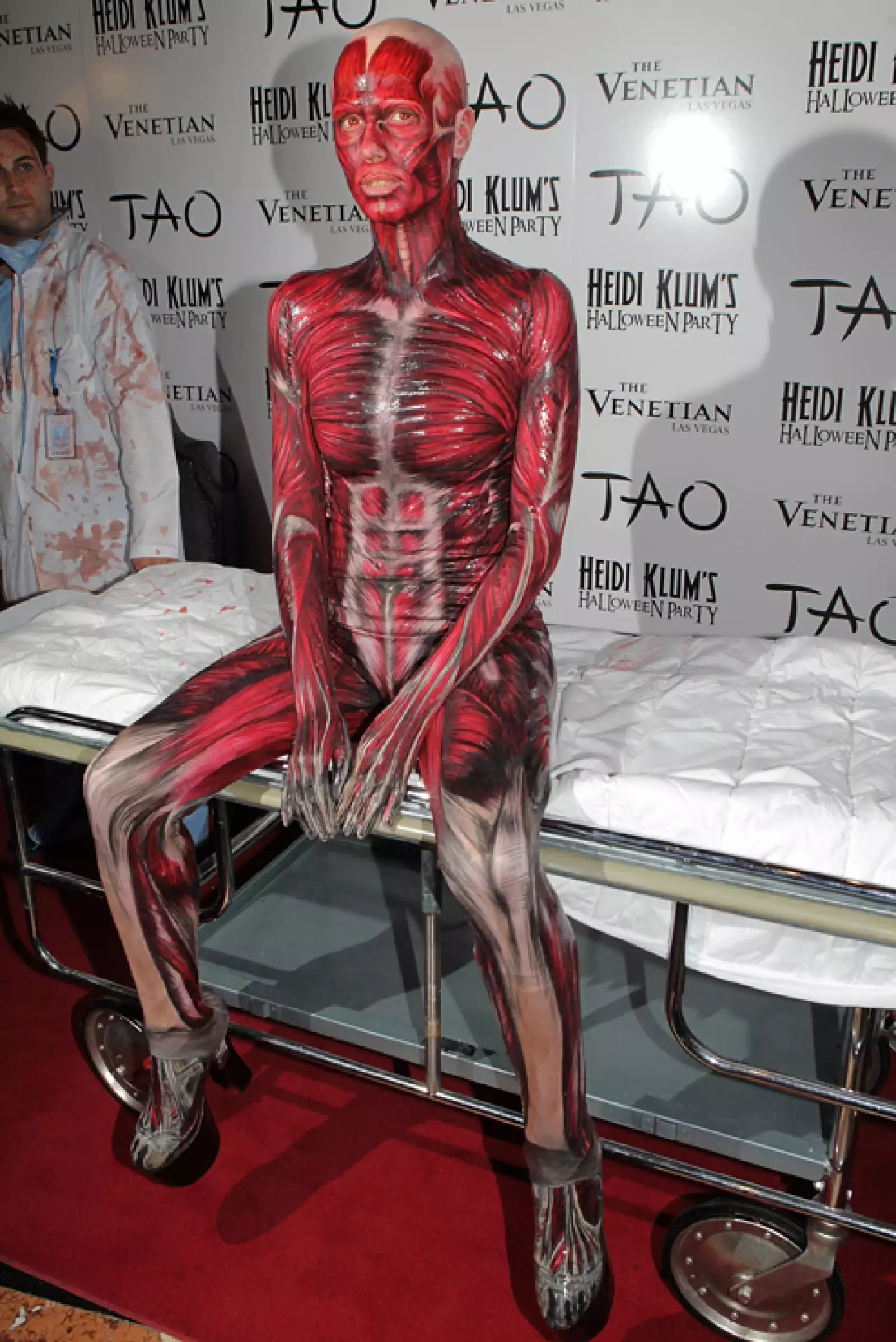 IMPRESIONANTE. Heidi Klum se ha coronado como la reina del disfraz. Su fiesta anual de Halloween es ya legendaria en Hollywood.