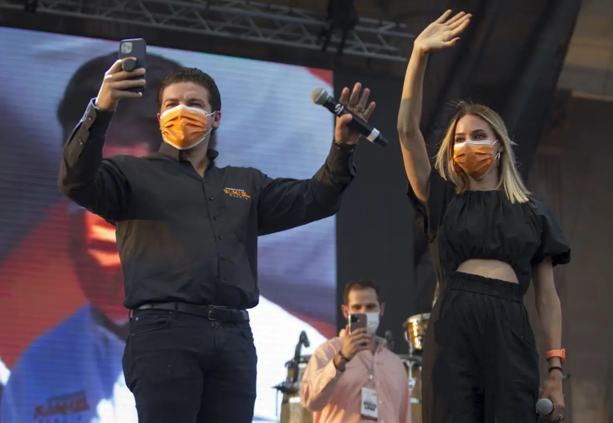 Samuel García y Mariana Rodríguez