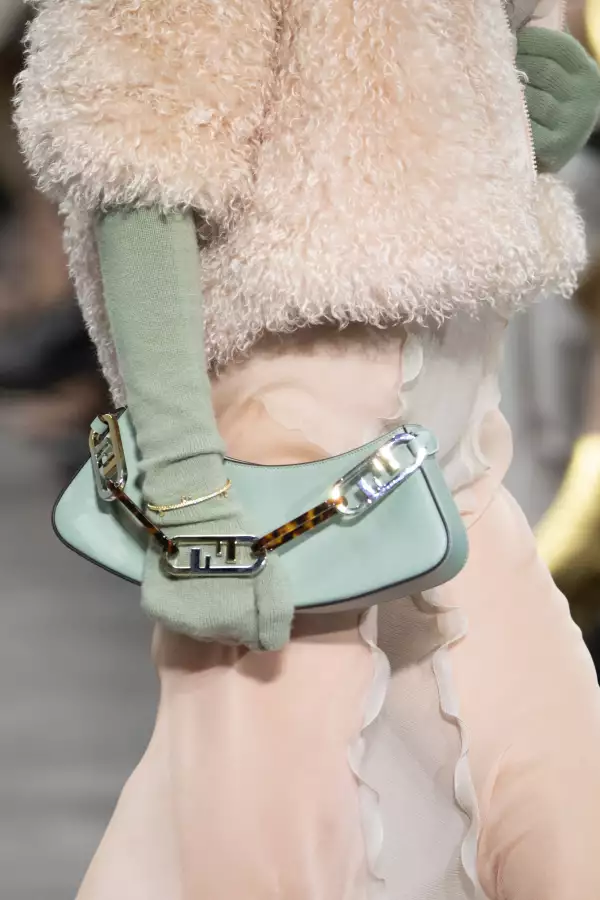FENDI O'Lock Swing_W AW22 Runway Images_#01.jpg