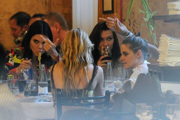 Kendall Jenner y Bella Hadid comiendo pasta