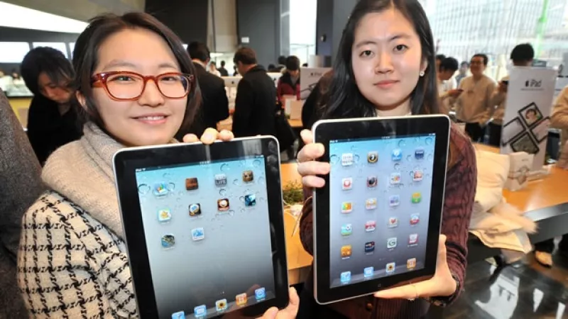 chicas sostienen dos ipads