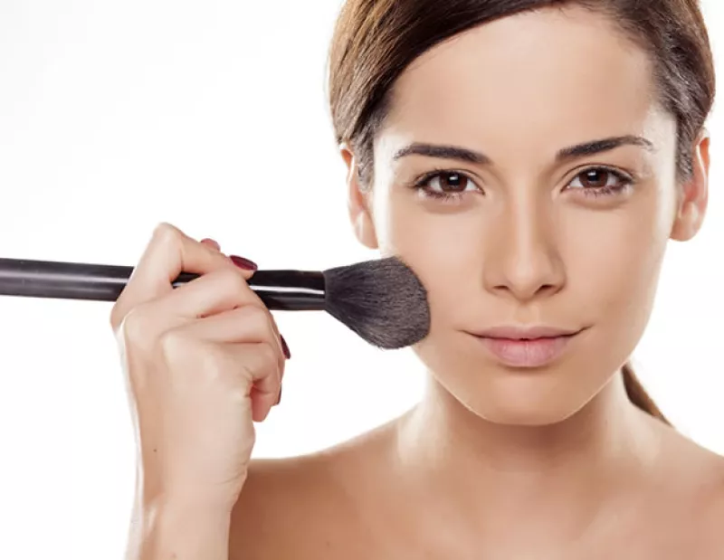 Llegó el invierno y es momento de las vacaciones a esquiar o a ciudades donde hace mucho frío. Para que tu piel no sufra por los cambios, te damos 5 tips para cuidarla.