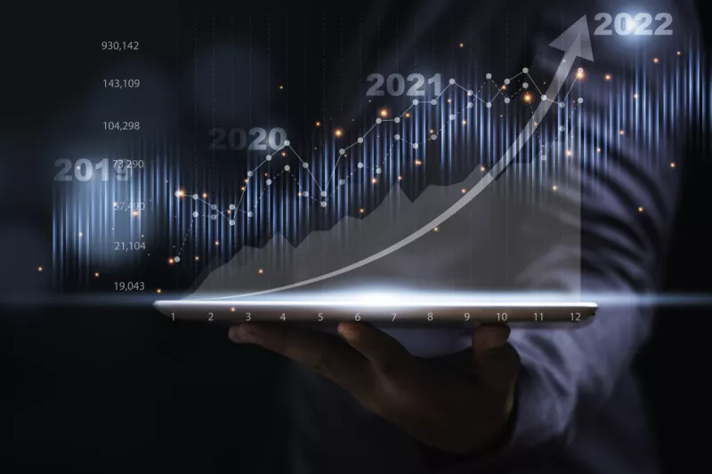 Ejecutivo de negocios muestra una gráfica virtual del crecimiento de sus inversiones
