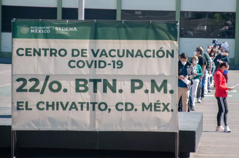 Filas de personal médico de distintos hospitales se forman para comenzar la vacunación contra el Covid--19.