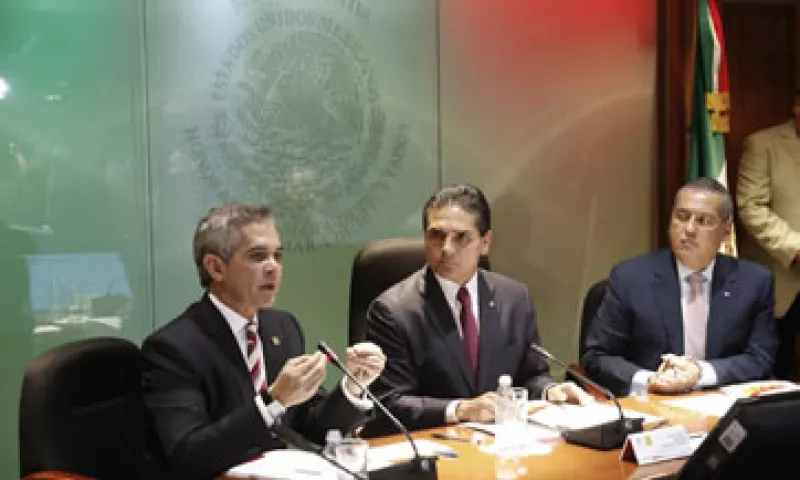 Mancera entregó el documento en la Sala de Juntas de la Mesa Directiva de la Cámara de Diputados. (Foto: Cuartoscuro)