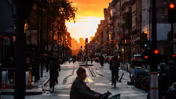 Un hombre monta en bicicleta en la Rue de Rivoli al atardecer en París el 14 de mayo de 2026.