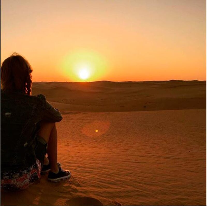 Admirando el atardecer en el desierto de Dubai.