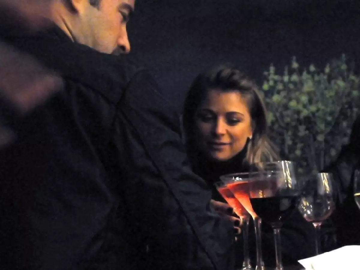 La actriz y el hijo del ex presidente Carlos Salinas de Gortari se mandaron frases amorosas vía twitter. Aquí en el coctel de la obra de teatro Un Dios salvaje.