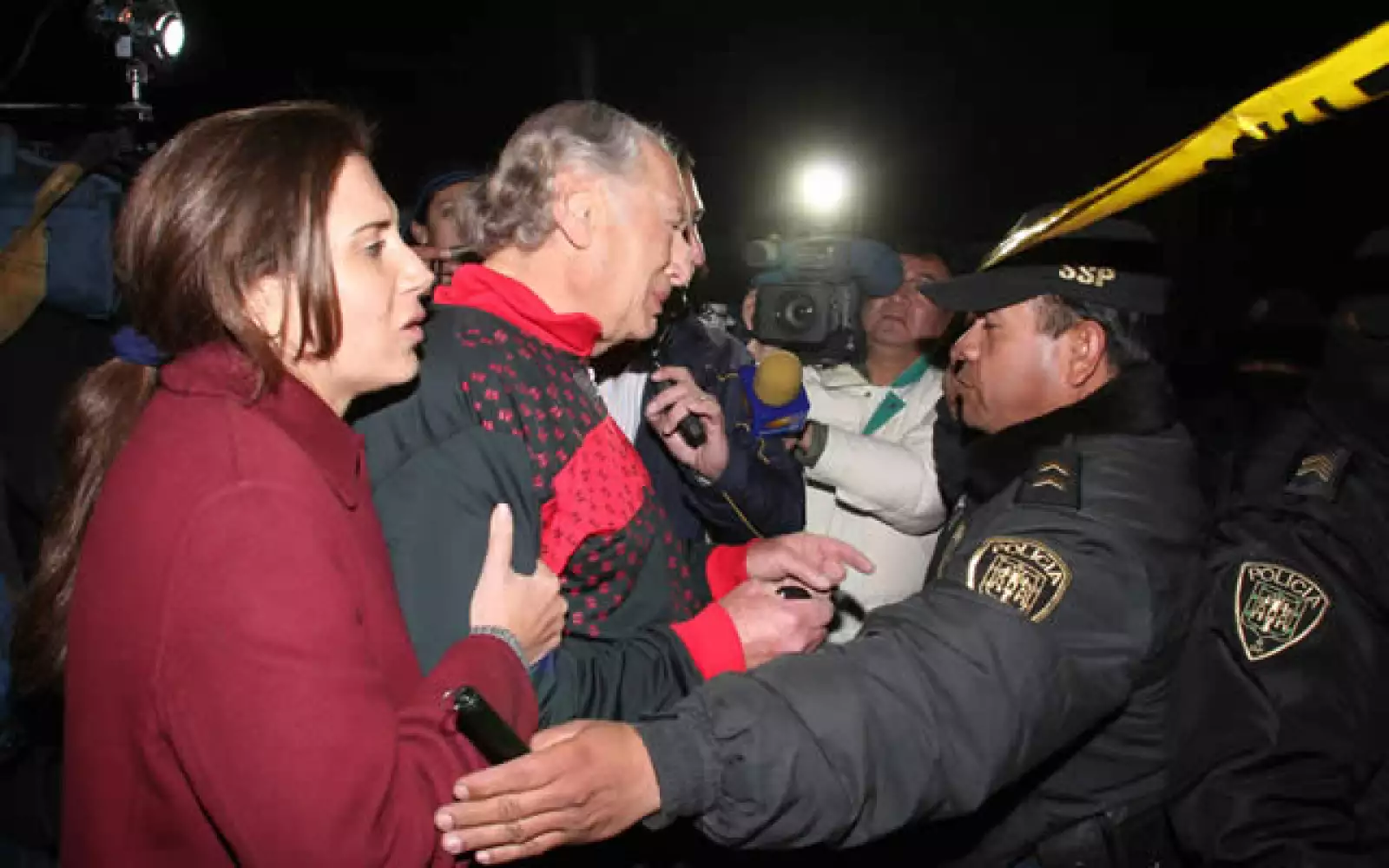 Familias de las víctimas llegan al lugar donde cayó el helicóptero.