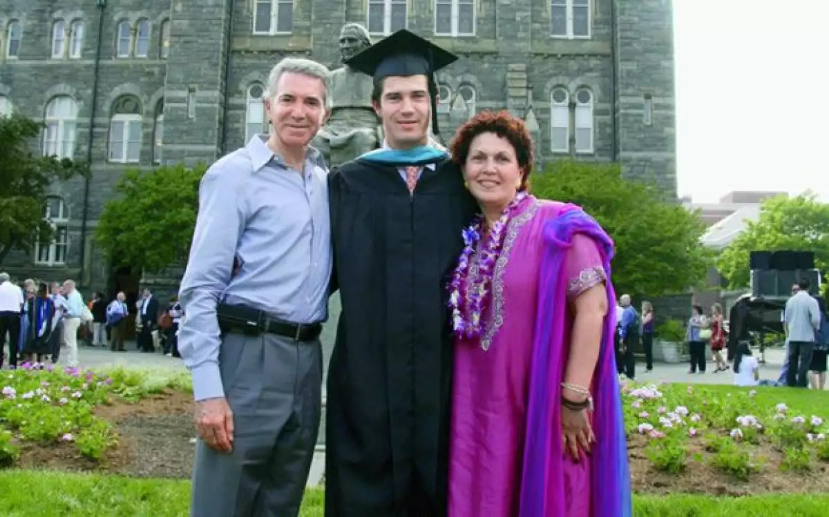 Federico, el hijo de Roberto Madrazo Pintado, se recibió de esta prestigiada universidad en una ceremonia a la que asistieron sus papás y su esposa María Fernanda Rodríguez.