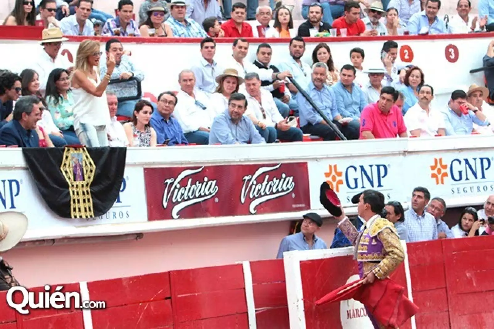 Dedicatoria de Mario Aguilar a Adela Micha