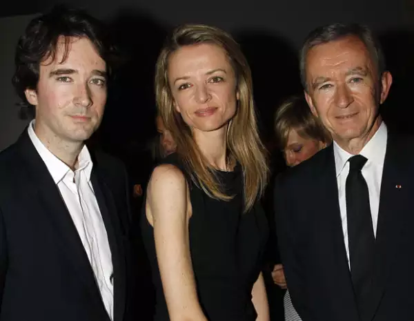 Bernard Arnault, CEO de LVMH, con sus hijos Delphine y Antoine, quienes están muy presentes en el negocio familiar