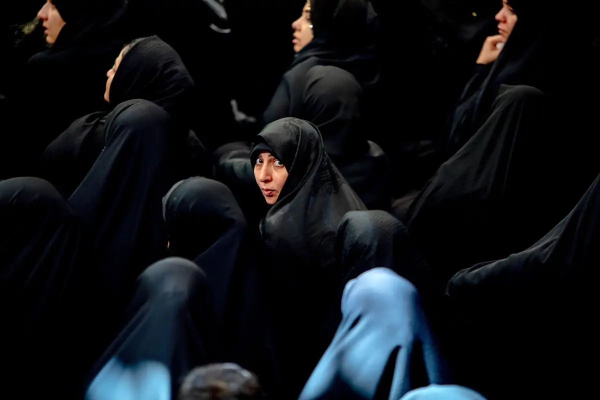 Mujeres chiítas iraníes lloran durante una ceremonia de Tasua el 5 de julio de 2025 en Teherán, Irán. Muharram es uno de los cuatro meses sagrados del Islam.
