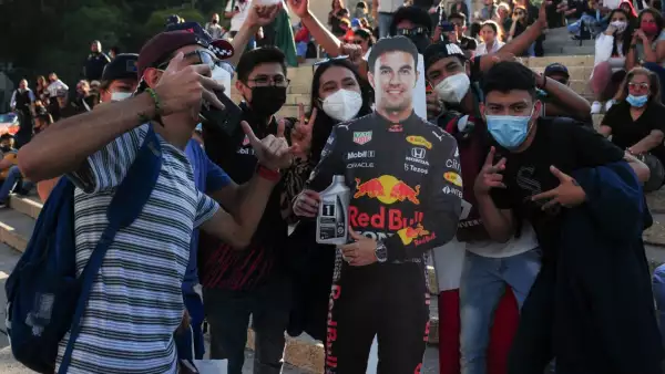 Admiradores de Sergio Pérez celebran el tercer lugar que consiguió el piloto mexicano en el GP de México.