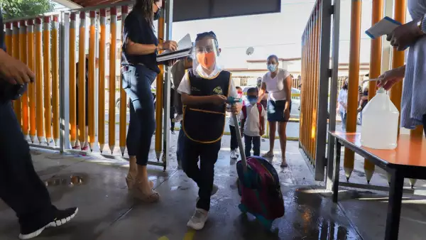 El protocolo de regreso a clases en CDMX ya fue presentado, los estudiantes deberán llevar cubrebocas todo el tiempo.