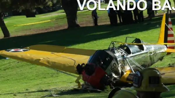 Un aficionado grabó los momentos previos al accidente del actor de 72 años a bordo de una avioneta antigua ayer en Santa Mónica, California.