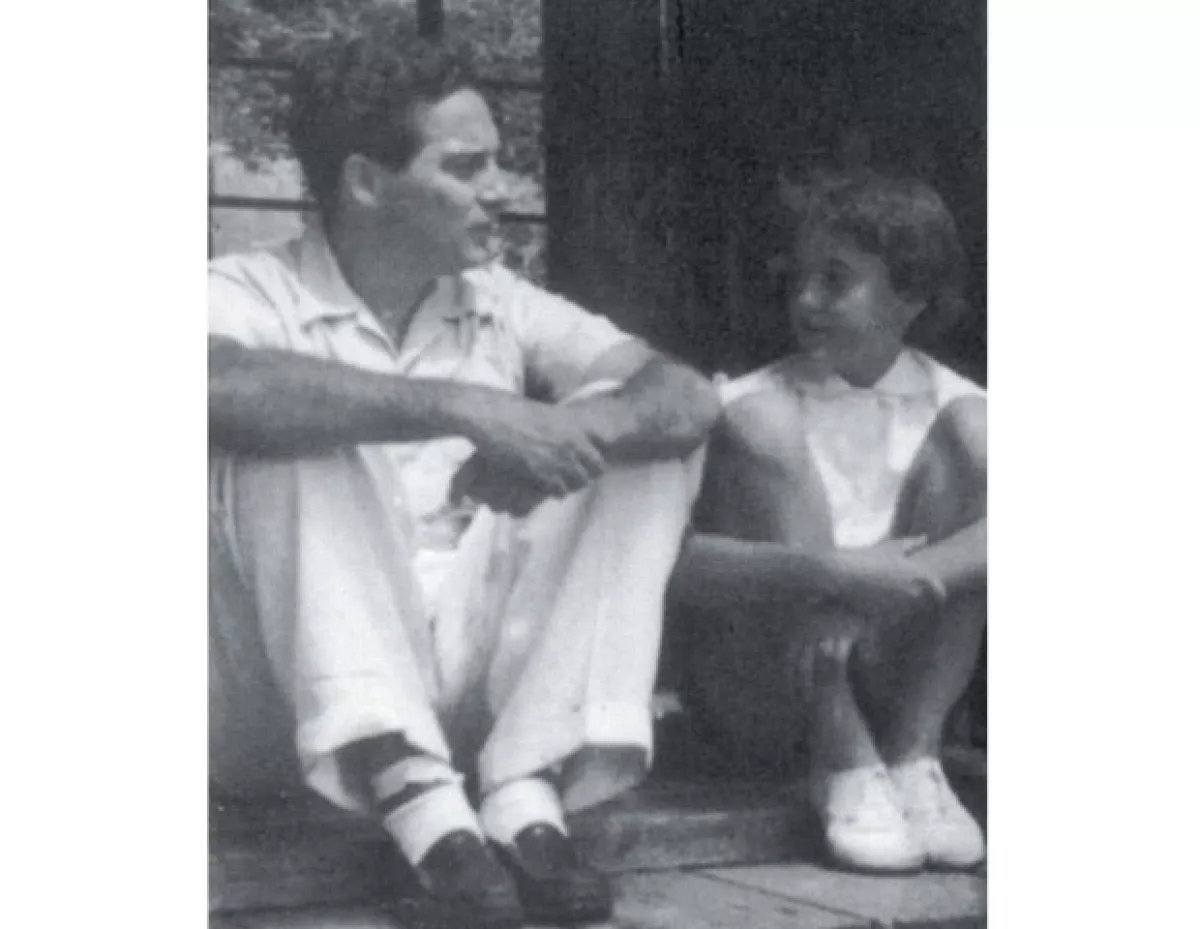 El poeta con su hija, en Tokio en 1952. `De niña jugábamos muchoÂ´, recuerda Helena.