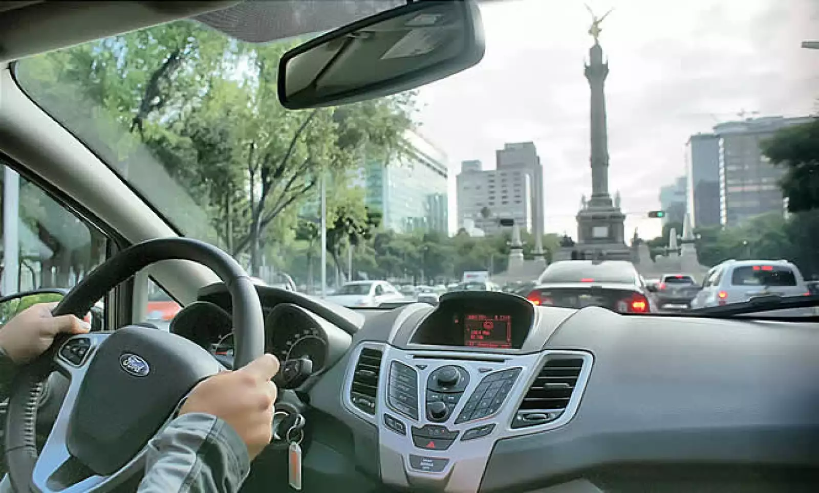 El modelo está construido sobre la versión más equipada SES de 5 puertas, con transmisión manual y disponibilidad en color negro.