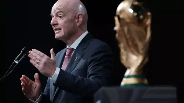 De pie junto al Trofeo de la Copa Mundial de la FIFA, el presidente de la FIFA, Gianni Infantino, se dirige a la reunión de invierno de la Conferencia de Alcaldes de los Estados Unidos el 29 de enero de 2026 en Washington, DC. Infantino promovió la Copa Mundial de la FIFA 2026, que será coorganizada por los Estados Unidos, Canadá y México, destacando sus posibles beneficios para las ciudades y comunidades anfitrionas.