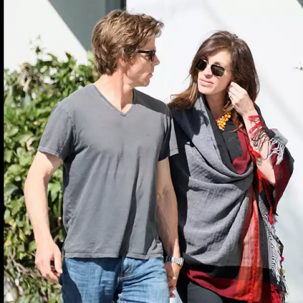 Julia Roberts y su esposo Danny Moder salieron a pasear por las calles de Santa Mónica.